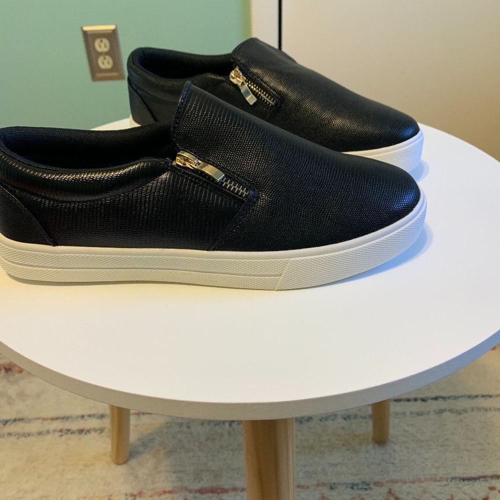 JustFab Black Laceless Shoes - 7.5